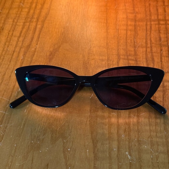 Black Cat-Eye Sunglasses - Picture 4 of 6